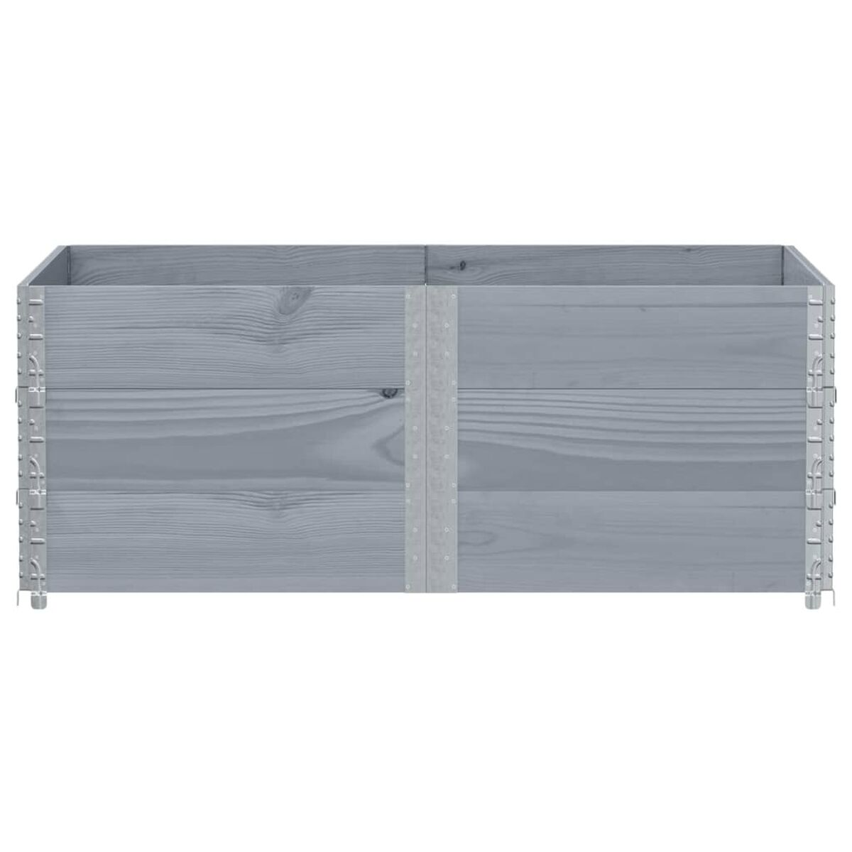 Una fioriera in legno grigio chiaro con assi orizzontali e accenti metallici. È lunga e rettangolare.