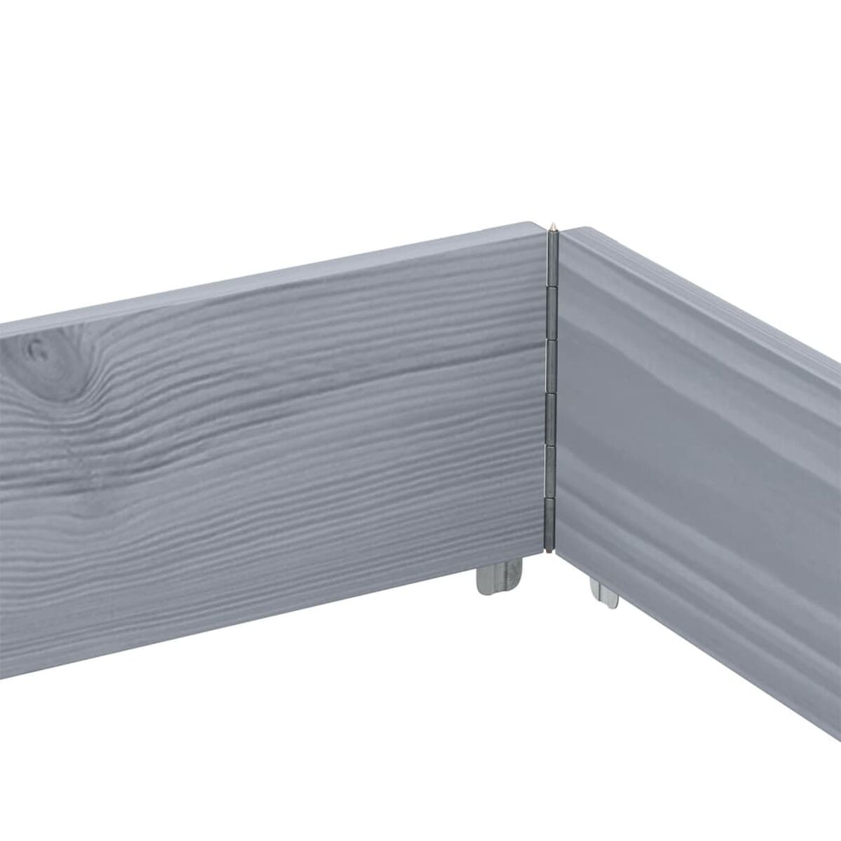 Primo piano di un pezzo di legno grigio. Venatura del legno visibile.