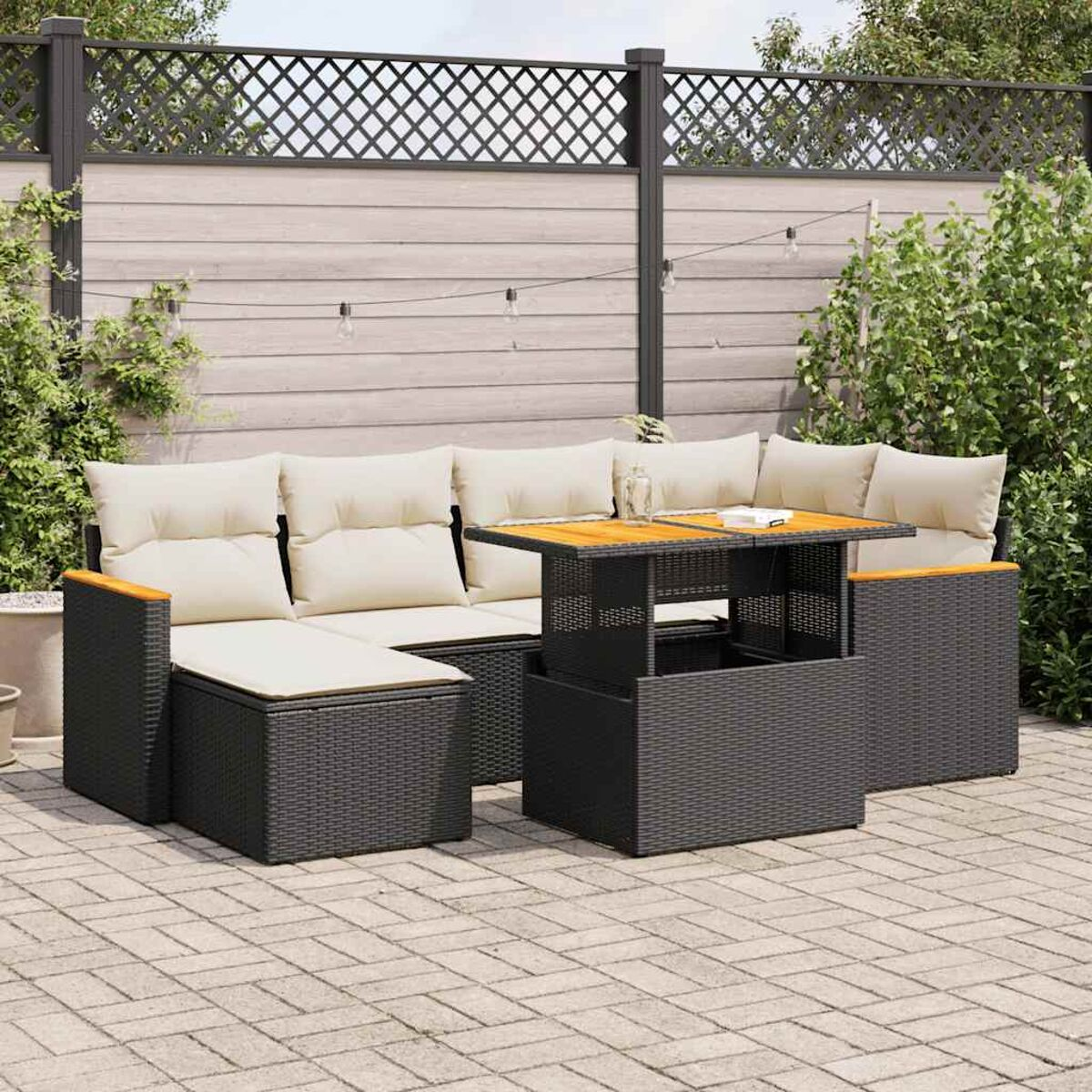Set patio all'aperto con tavolo e posti a sedere. Lo sfondo ha una recinzione e piante.