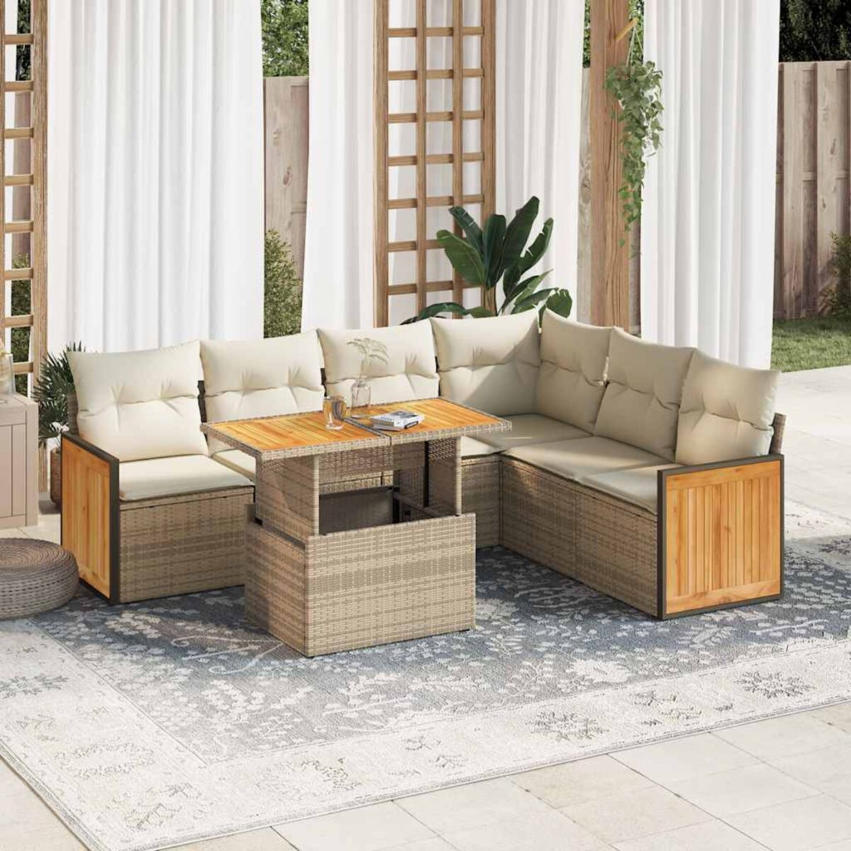 Set da patio in vimini e legno per esterni. Include un divano componibile, un tavolino sollevabile e cuscini.