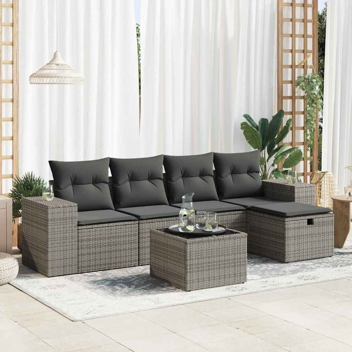 Graues Rattan-Ecksofa mit grauen Kissen, Holzakzenten und einem Teppich.