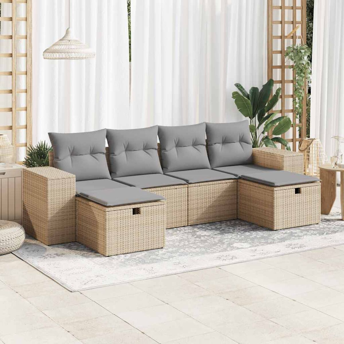 Mobili da patio, stile vimini, con cuscini grigi, sedute in stile pouf e un tappeto.