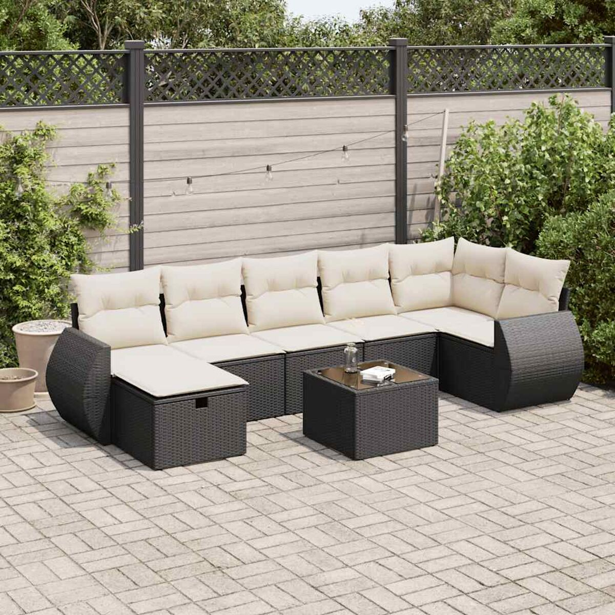 Outdoor-Ecksofa mit neutralen Kissen, auf einer Terrasse angeordnet.
