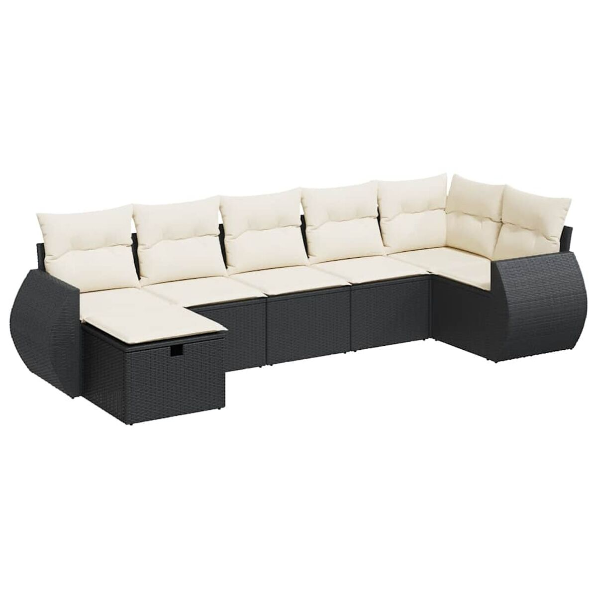 Divano angolare in rattan nero con cuscini color crema e chaise longue collegata.