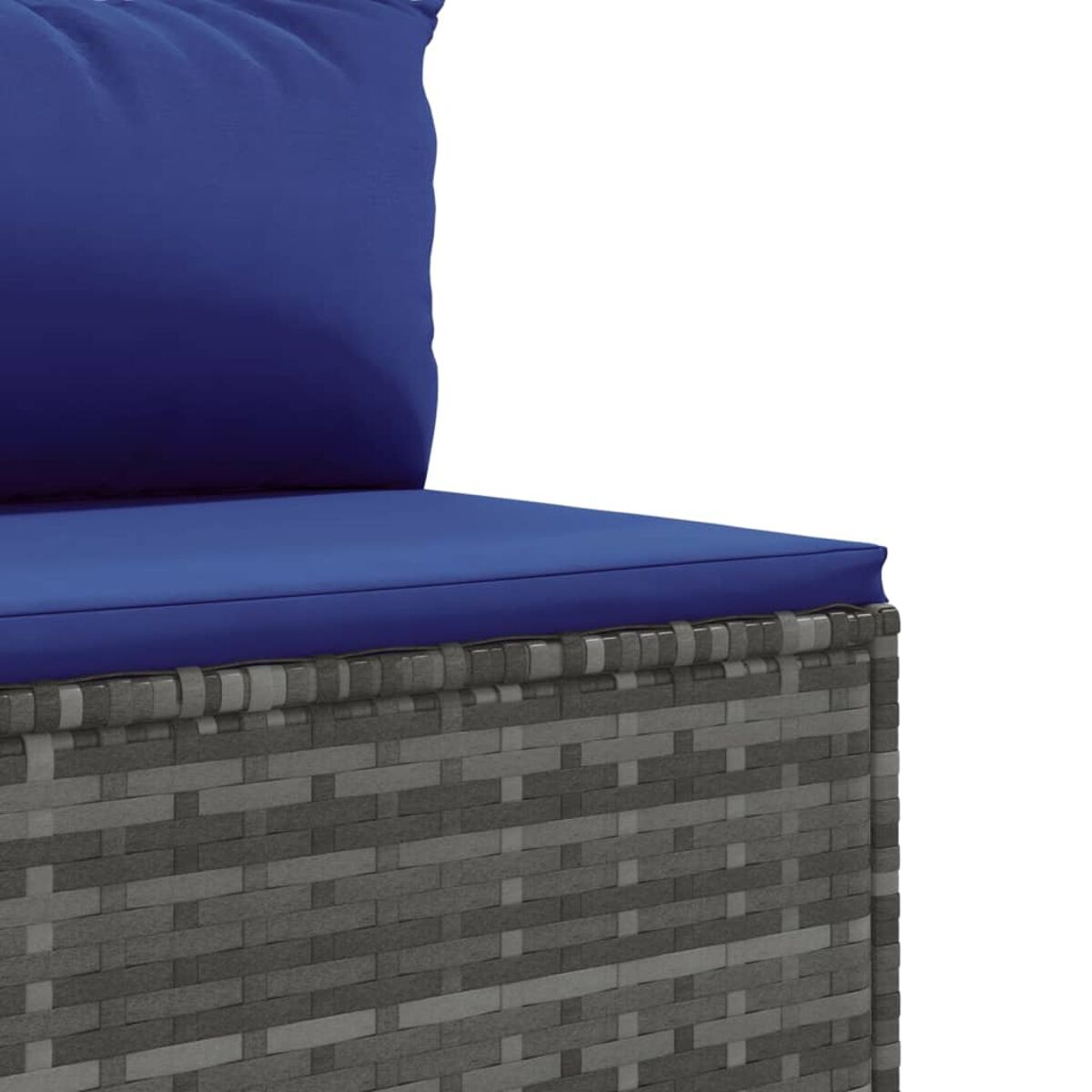 Primer plano de un sofá de mimbre gris con un cojín y almohada azules.