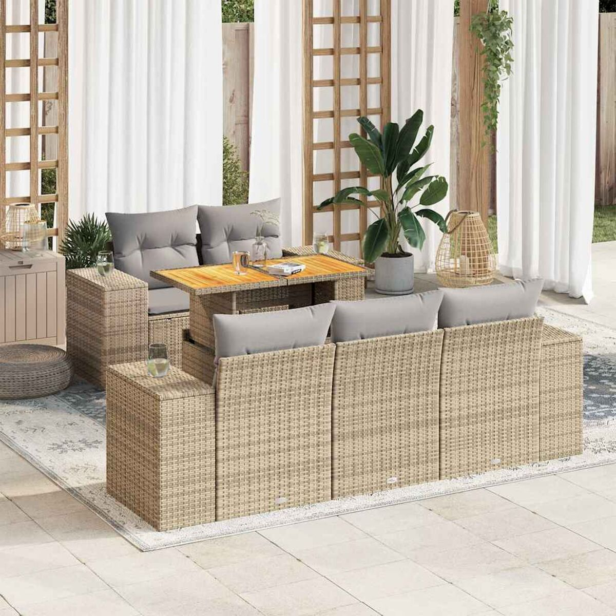 Set di mobili da esterno in rattan. Tavolo, sedie e cuscini. Tende bianche.