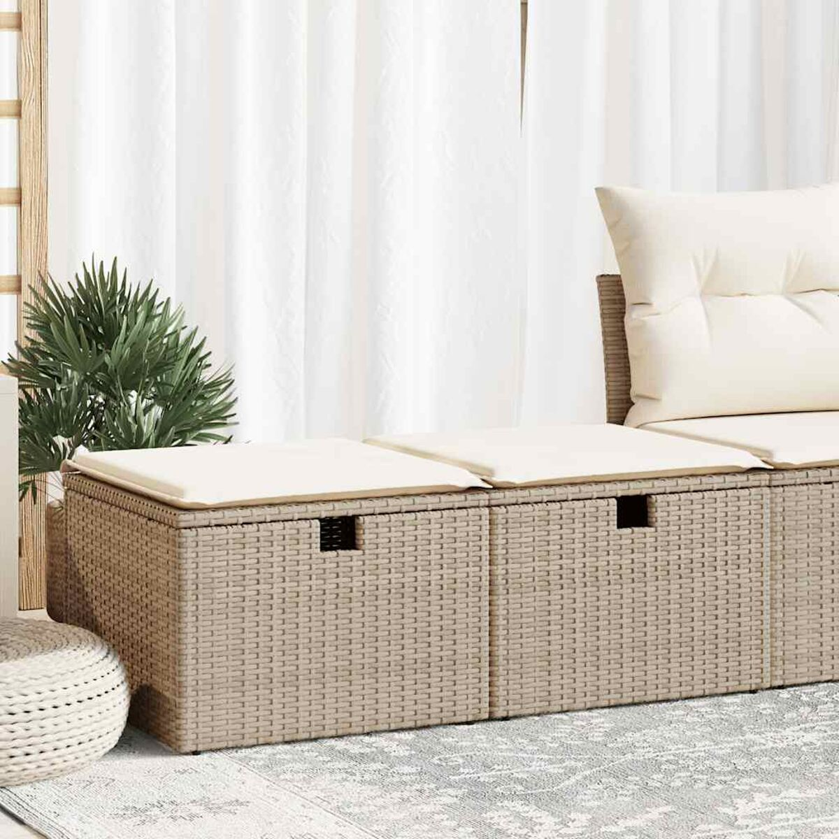 Primo piano di una panca contenitore in vimini beige con cuscini color crema, in un ambiente esterno.
