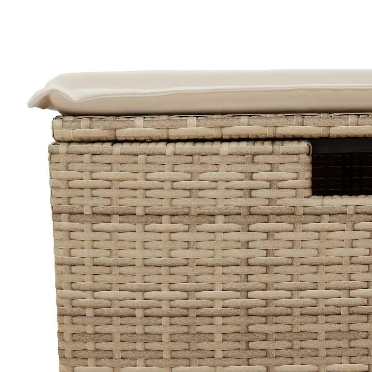 Primo piano di un contenitore beige intrecciato con un cuscino sopra.