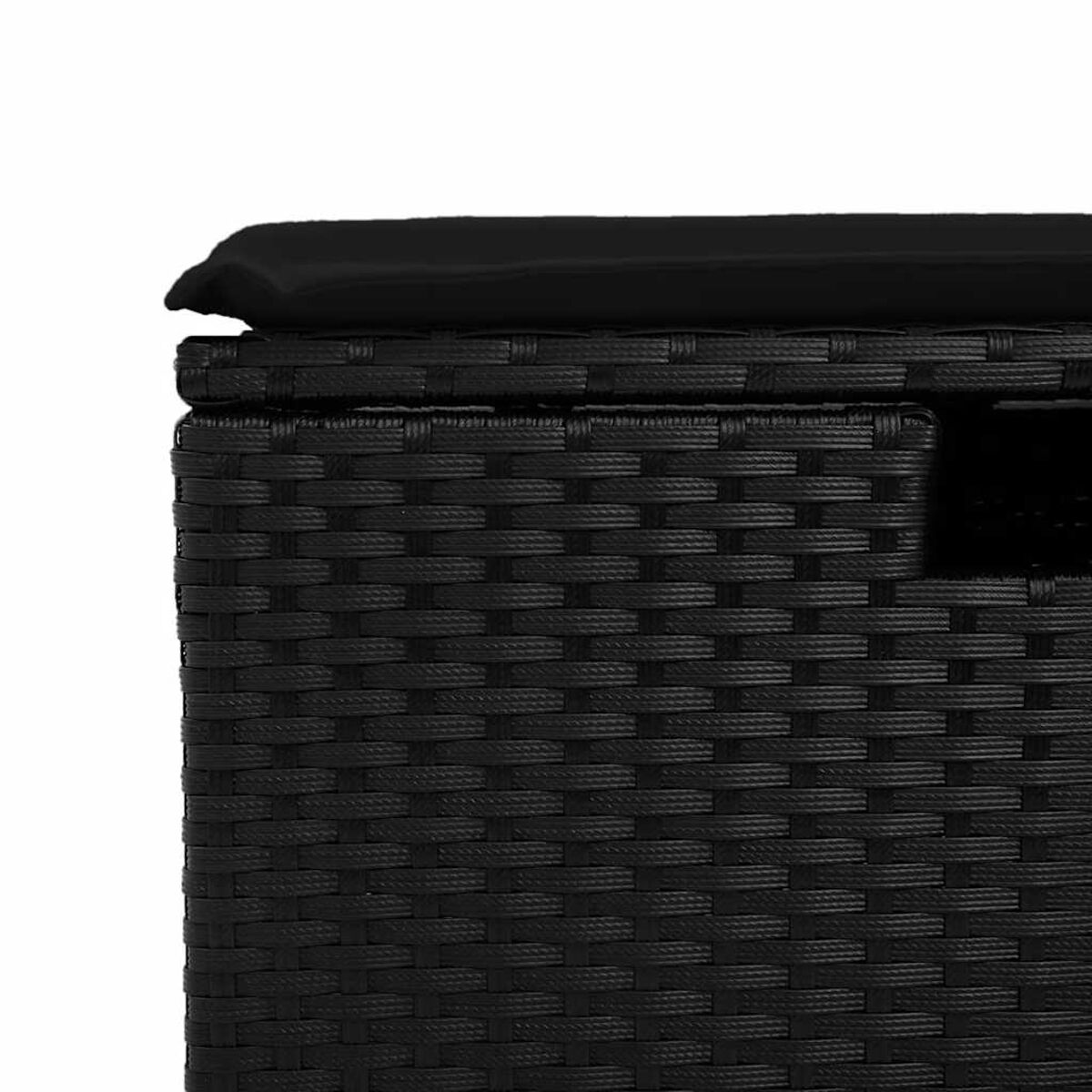 Primo piano di una superficie in rattan nero intrecciato. La trama è fitta e strutturata.