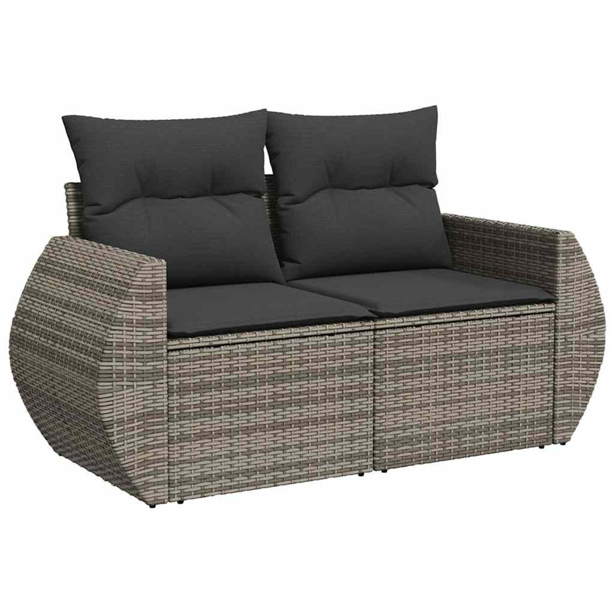 Zweisitziges Sofa im Rattan-Stil mit grauen Kissen.