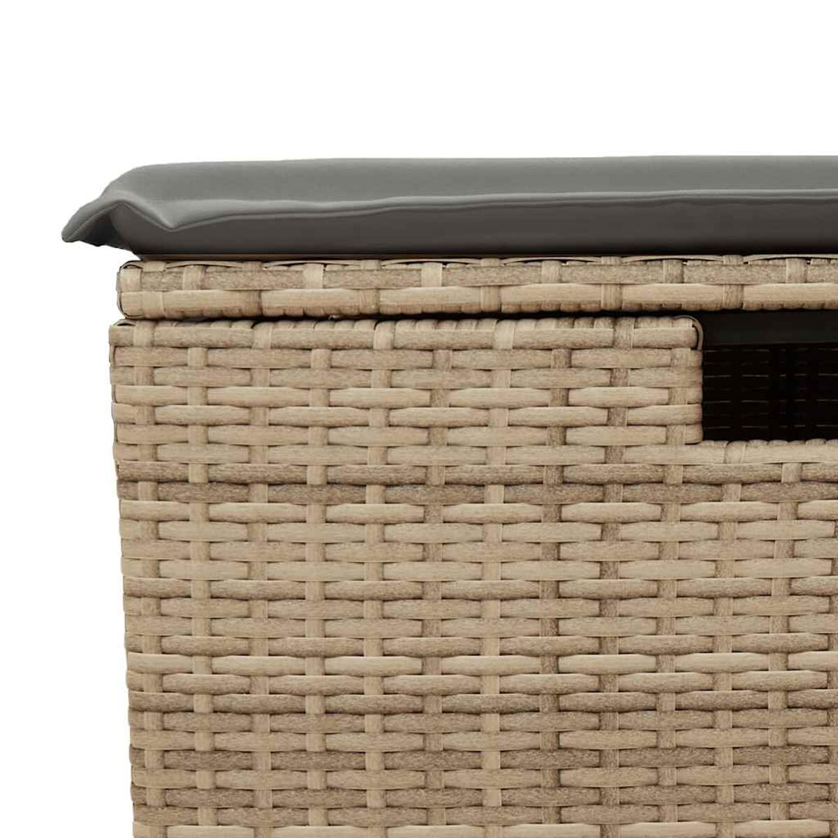 Nahaufnahme einer Rattan-Aufbewahrungsbox mit einem grauen Kissen oben, die gewebte Textur zeigt.