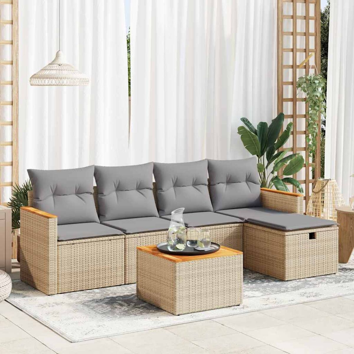 Rattan-Outdoor-Sofagarnitur mit grauen Kissen und einem Tisch.