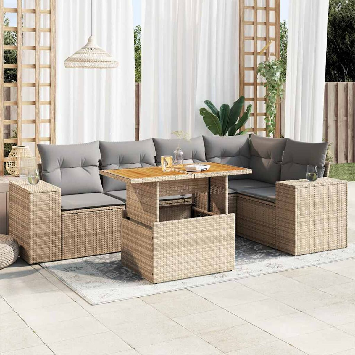 Divano componibile da esterno in rattan con tavolo elevabile su un patio.