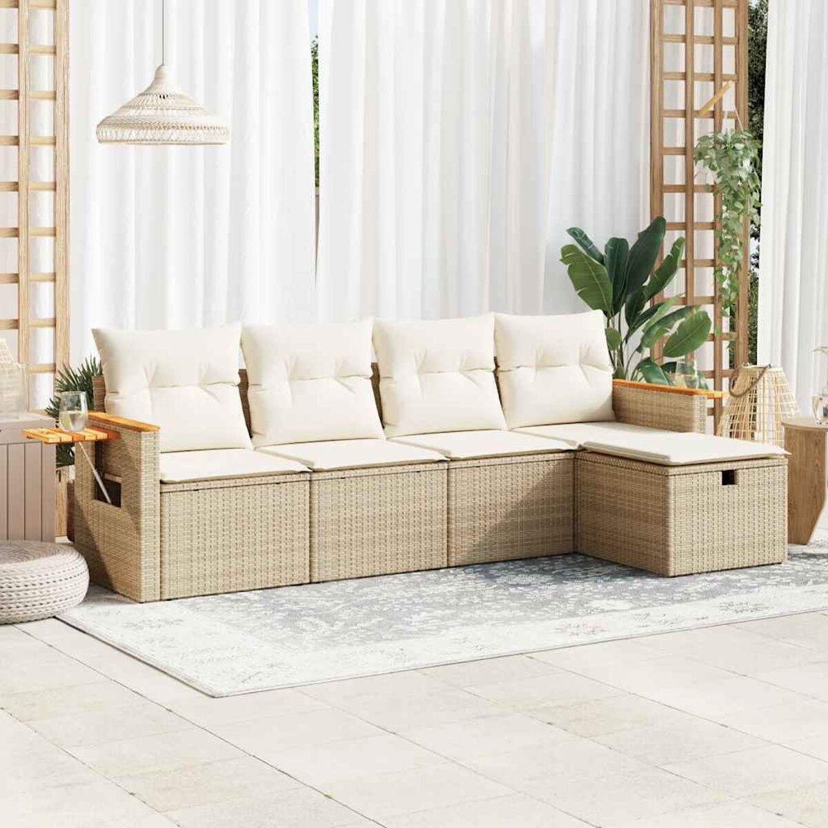 Juego de sofás de ratán beige con cojines crema, ambiente exterior.
