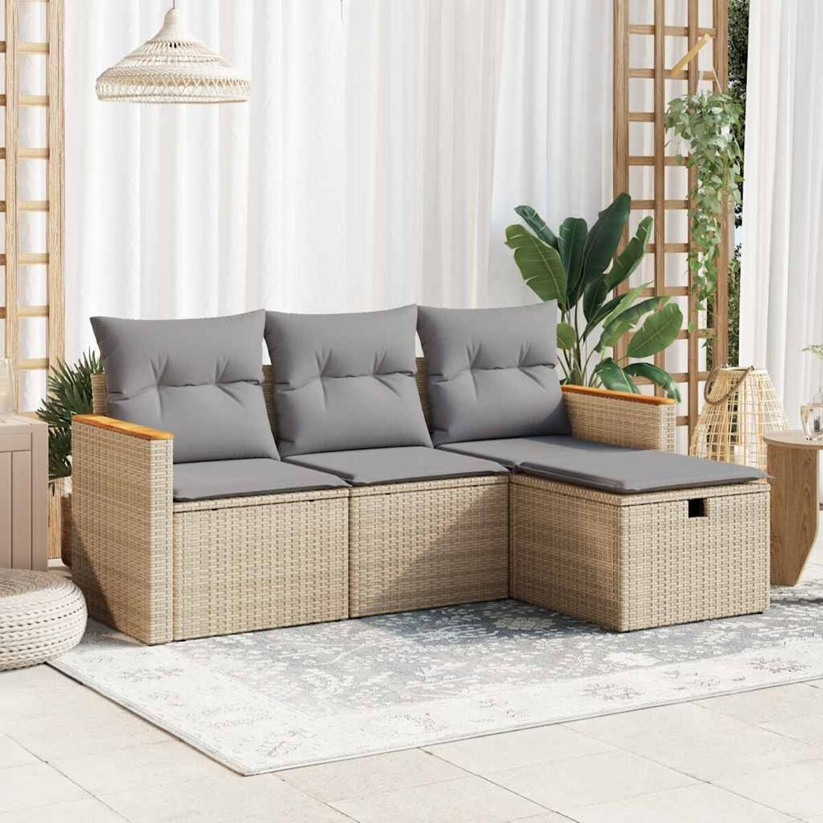 Set di divani in vimini con cuscini grigi. Base beige, braccioli in legno e sfondo bianco.