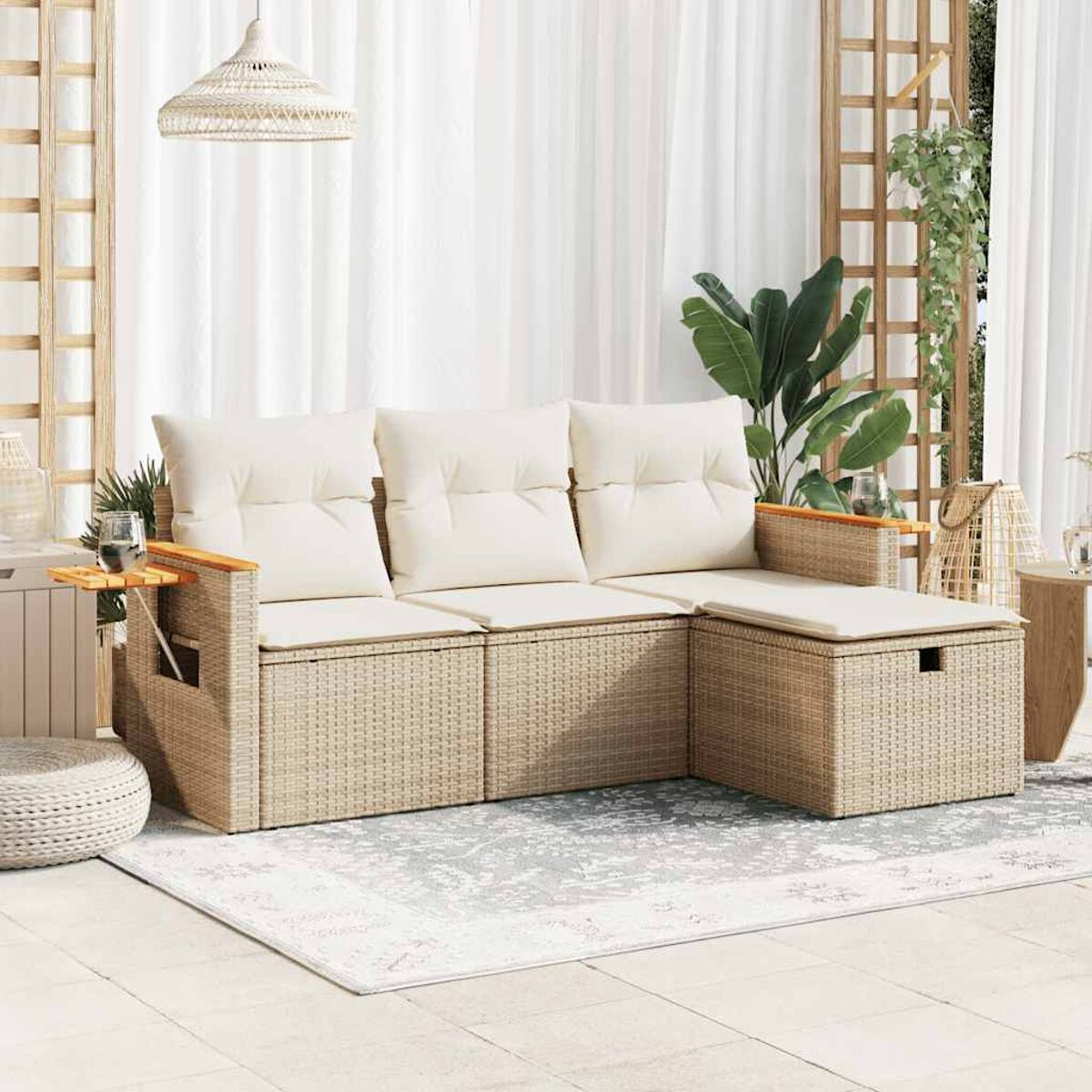 Rattan-Sofa im Freien. Beige Kissen, helle Farbe. Beistelltisch, Hängelampe. Weißer Hintergrund.