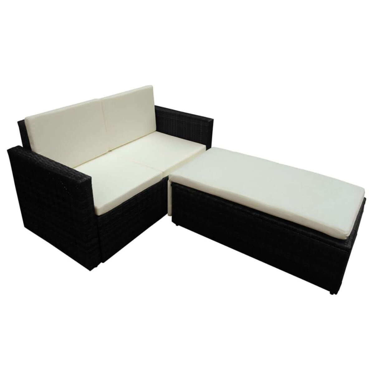 Outdoor-Sofa aus schwarzem Rattan mit weißen Kissen und einem angebrachten Ottoman, weißer Hintergrund.