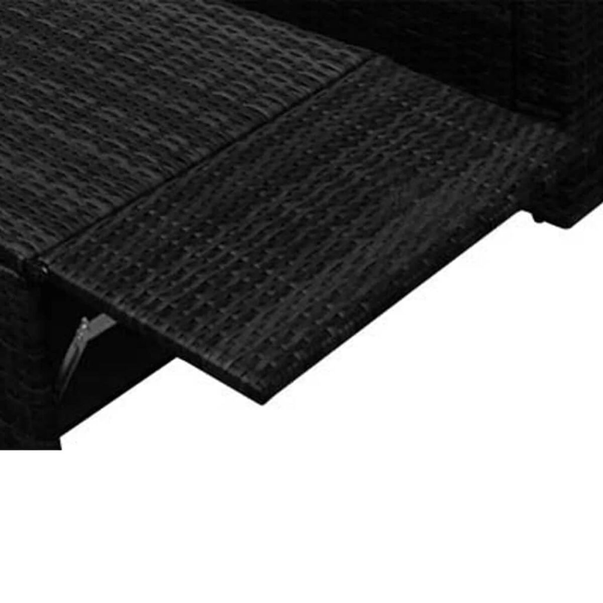 Nahaufnahme eines schwarzen Ecksofas aus Korbgeflecht mit ausziehbarem Fußteil, auf weißem Hintergrund.