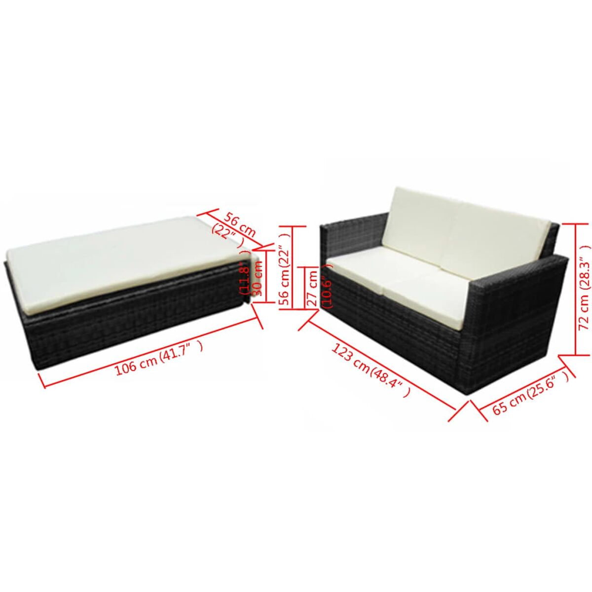 Ein schwarzes Outdoor-Sofa und eine Ottomane aus Korbgeflecht mit weißen Kissen. Maße sind markiert.