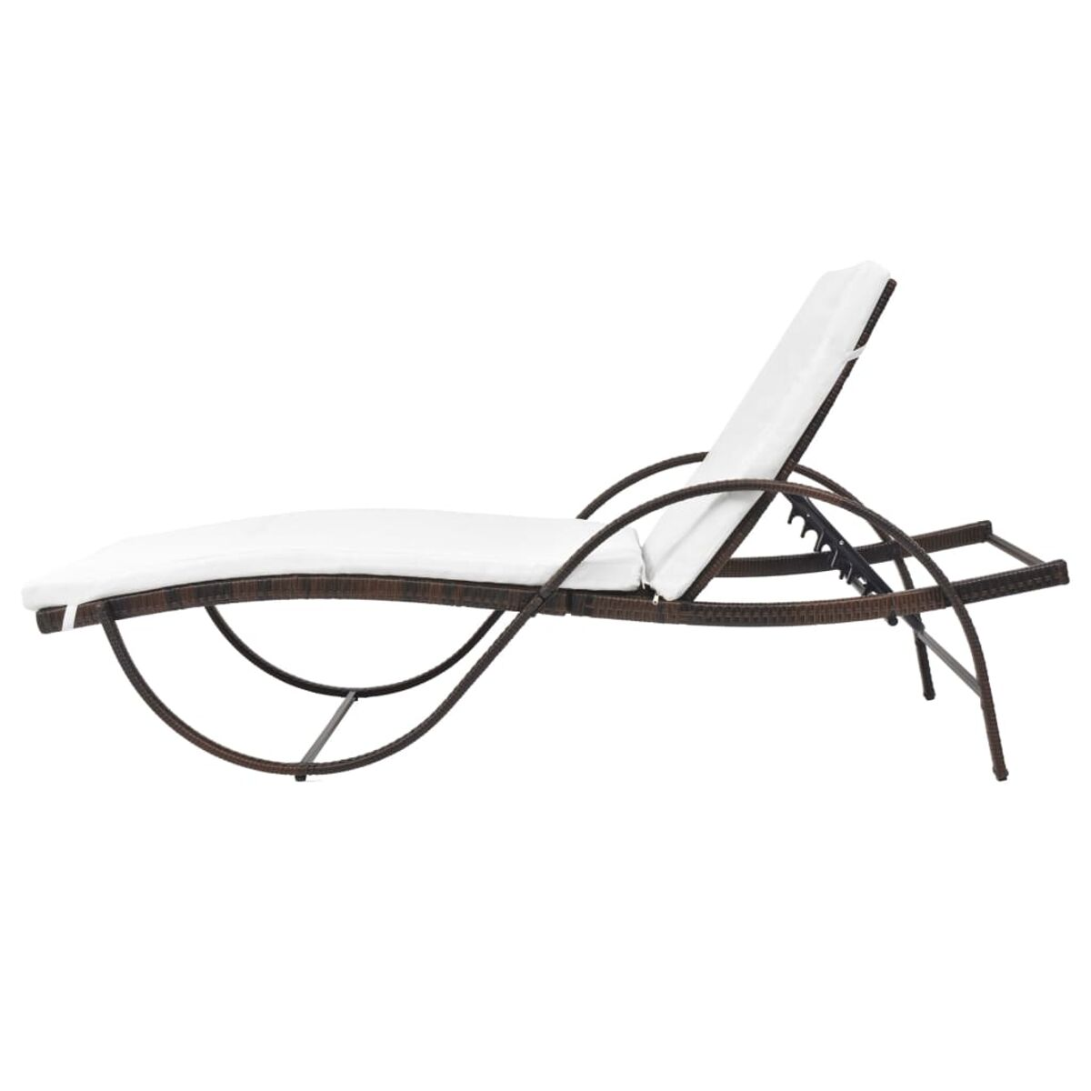 Braune Wicker-Chaiselongue mit weißem Kissen. Gebogenes Design. Weißer Hintergrund.