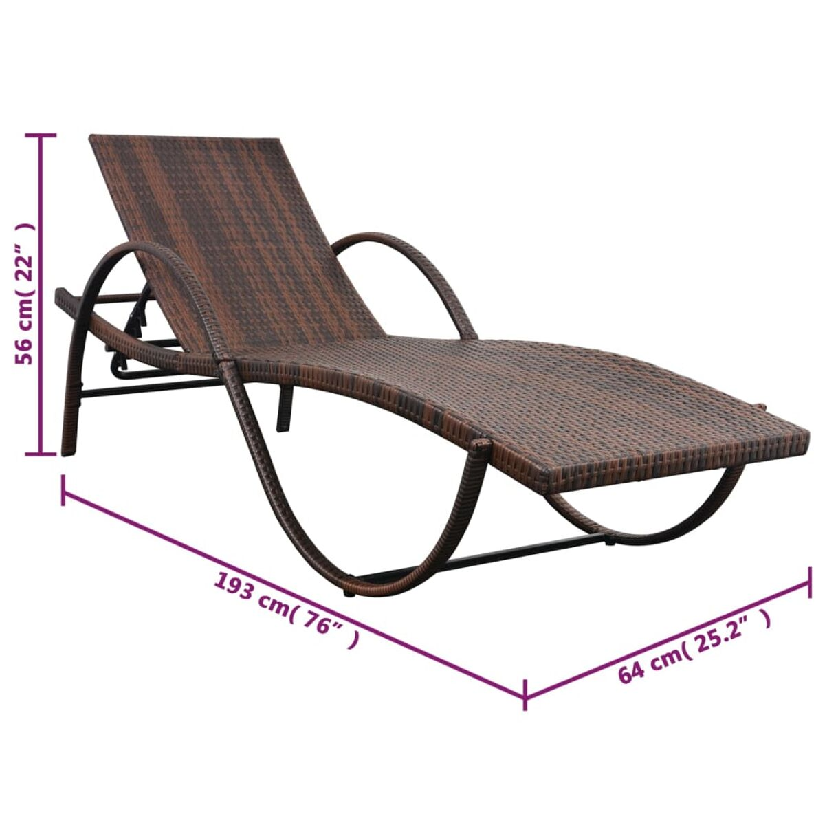 Braune Rattan-Sonnenliege mit gebogenem Rahmen. Mit Kopfstütze und Armlehnen.