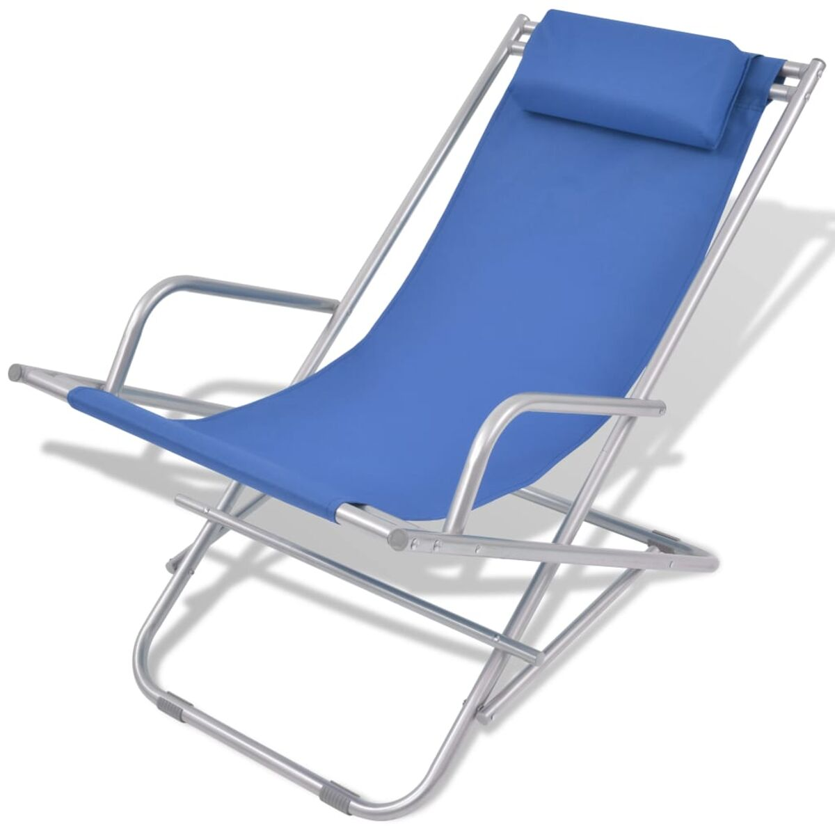 Blauer Klapp-Strandstuhl mit silbernem Rahmen und Kopfstütze. Einfaches Design, Sitzgelegenheit im Freien, sonniger Tag.