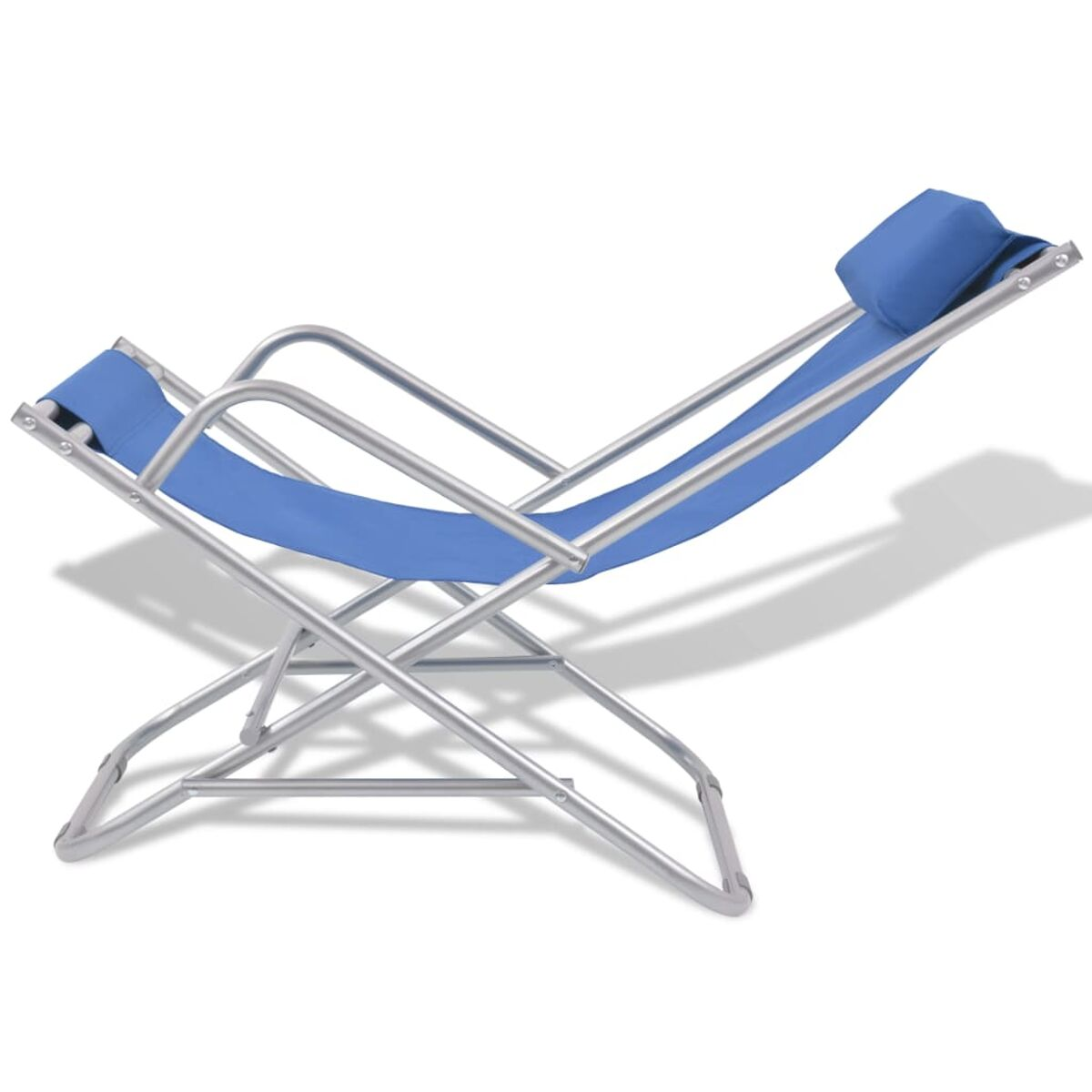 Blau und silberfarbene, zusammenklappbare Chaiselongue. Der Stuhl steht vor weißem Hintergrund.