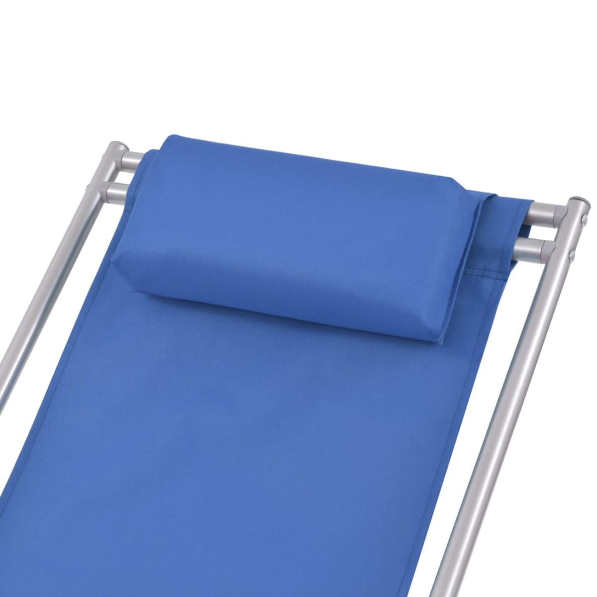 Eine blaue Liegestuhl hat eine blaue Kopfstütze. Der Stuhl ist aus Metall.