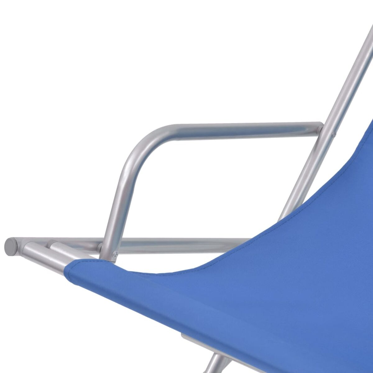 Nahaufnahme eines blauen Liegesessels mit silbernem Rahmen und blauem Stoff.