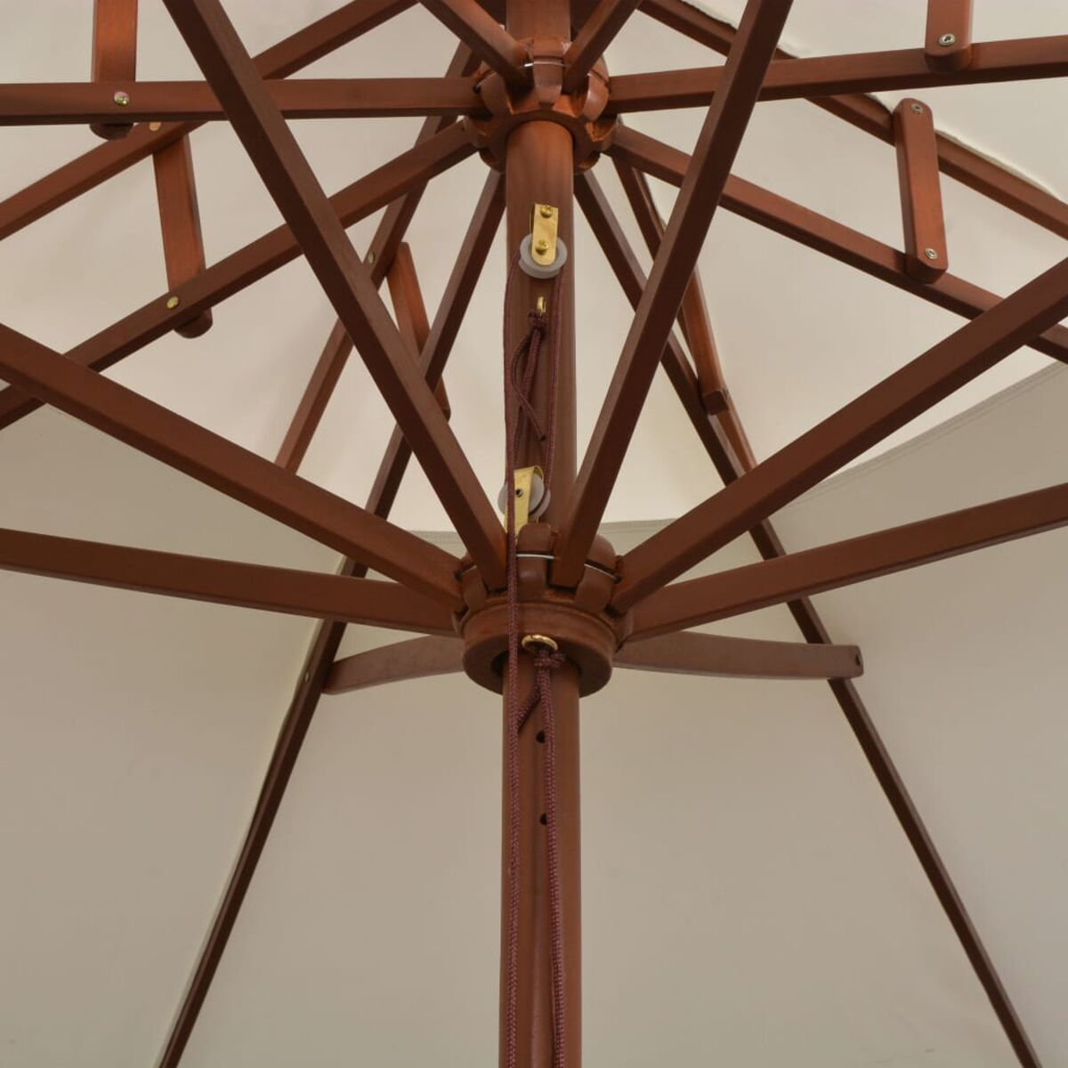 Ansicht von unten eines Holzschirmrahmens mit weißem Baldachin.
