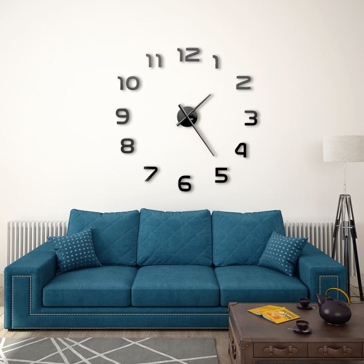 Ein türkisfarbenes Sofa mit einer Uhr an der Wand. Die Uhr hat schwarze Zahlen und Zeiger.