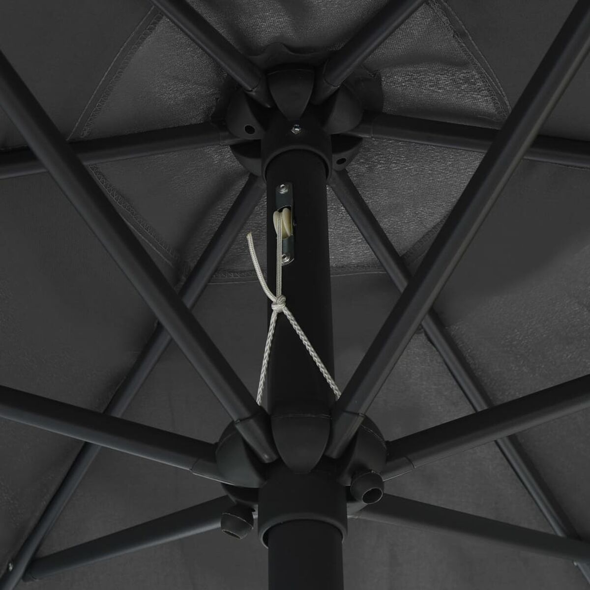 Ansicht von unten des Rahmens eines dunkelgrauen Schirms. Der Rahmen hat Speichen und einen zentralen Mast.