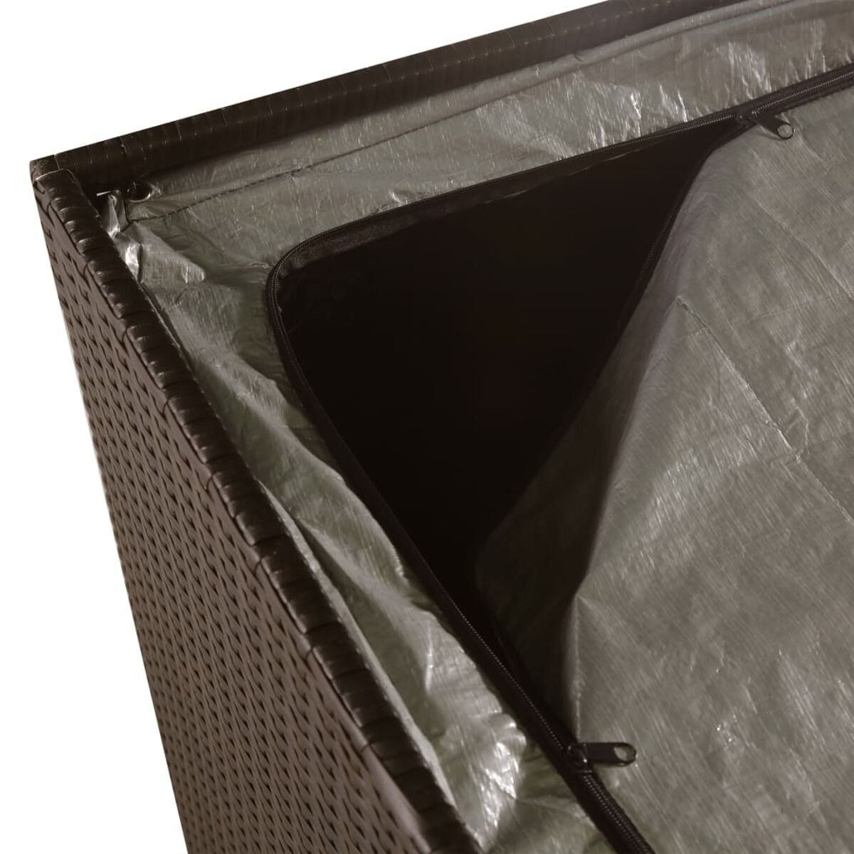 Wicker-Aufbewahrungsbox mit grauem, wasserdichtem Liner.