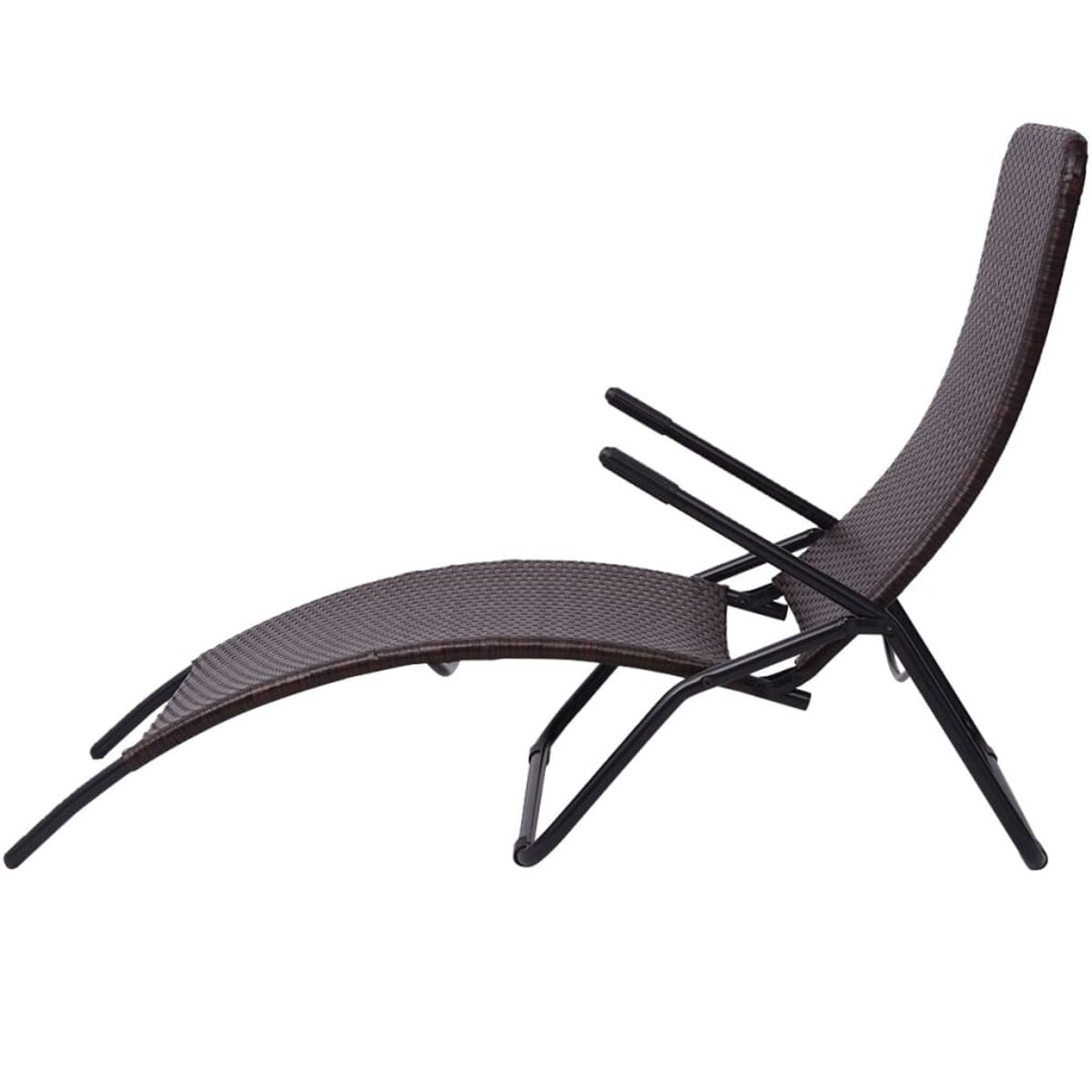 Brauner Outdoor-Liegestuhl aus Korbgeflecht mit schwarzem Rahmen, schräge Ansicht.