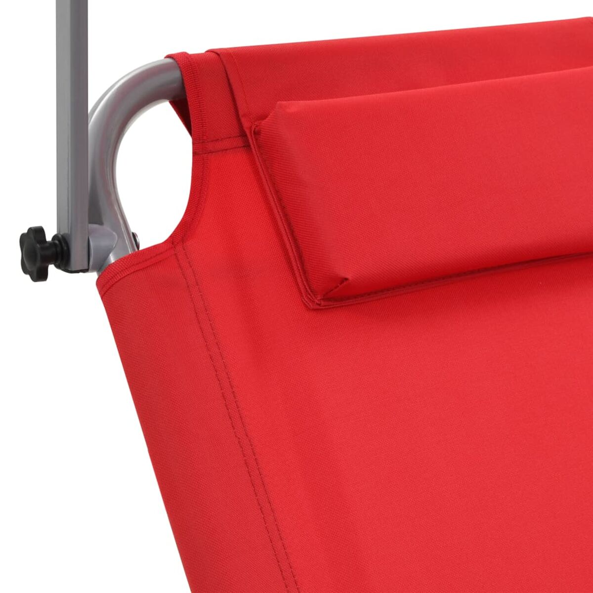 Roter Stuhldetail. Rotes Stoff-Kopfstütze mit Metallrahmen, schwarzer Knopf.