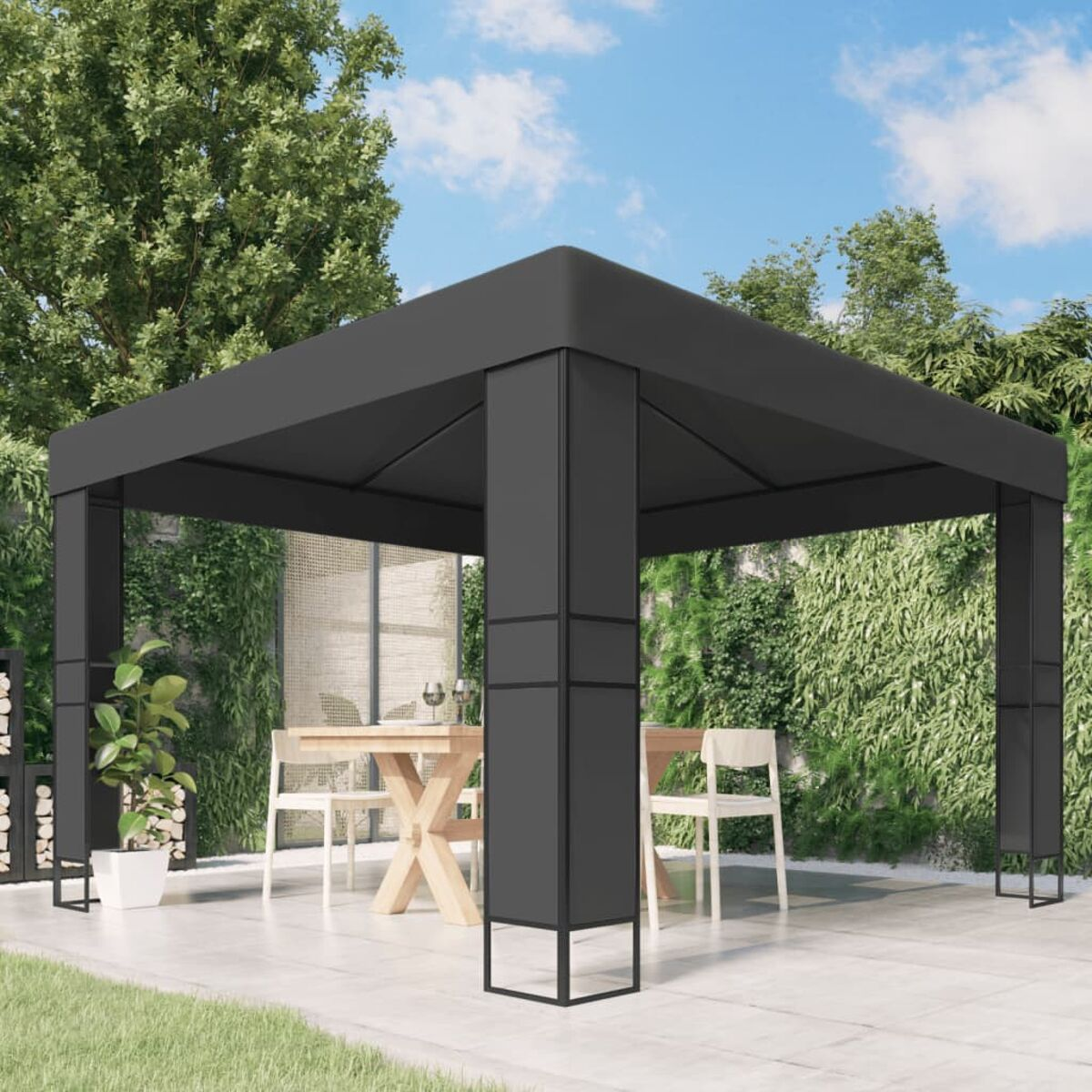 Ein schwarzer Pavillon mit Tisch und Stühlen im Inneren, auf einer Terrasse mit Grün.