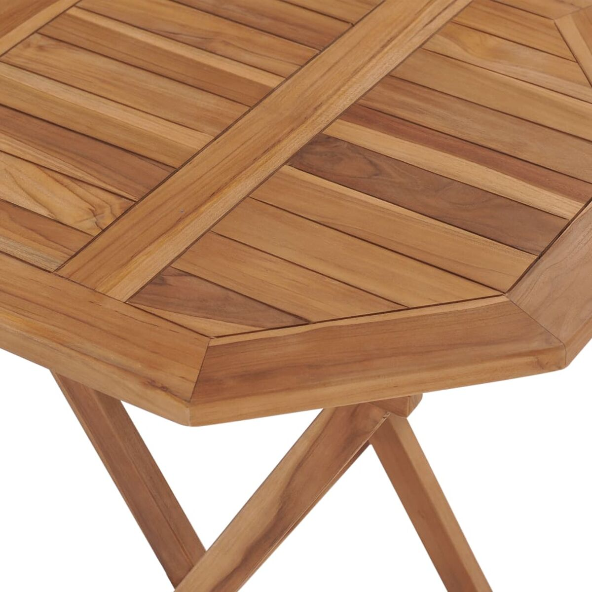 Ein achteckiger Holztisch. Die Tischplatte besteht aus Holzlamellen.