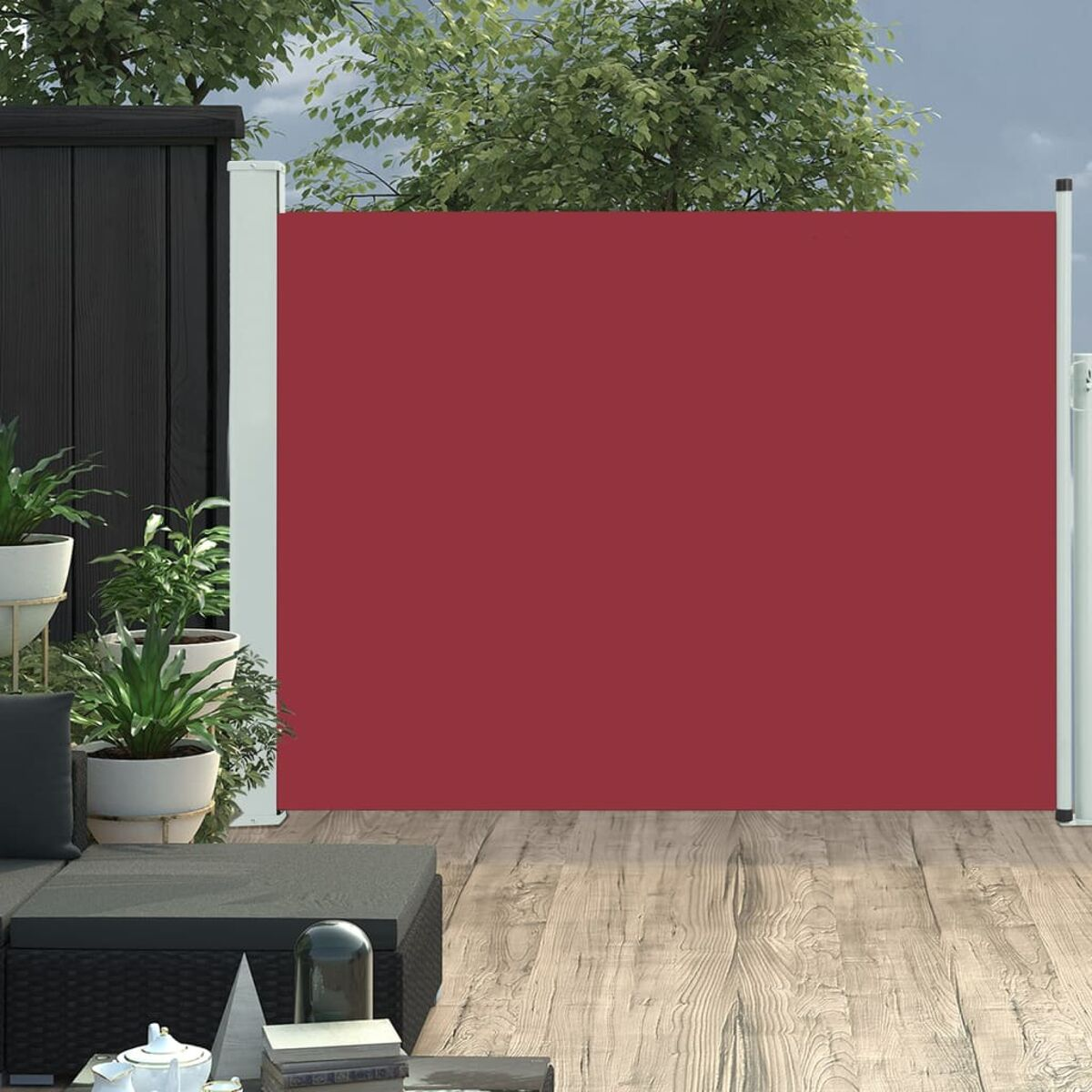 Roter Outdoor-Sichtschutz vor einem Holzdeck. Weiße Pfosten und ein schwarzer Zaun sind im Hintergrund sichtbar.