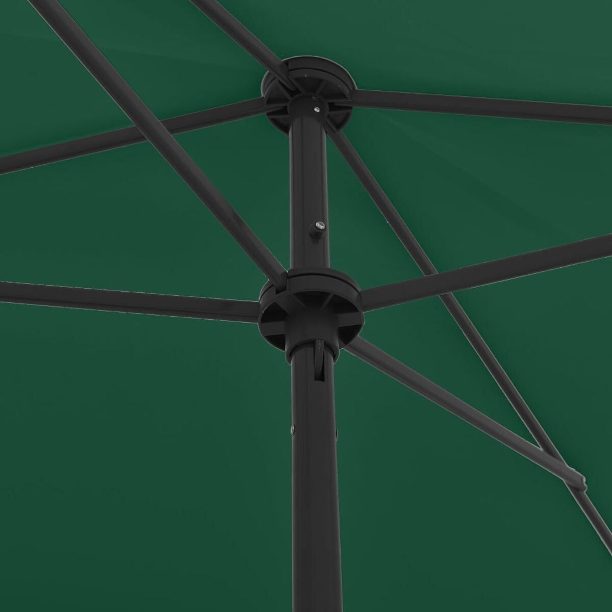Ein grüner Regenschirm von innen. Der Mast ist schwarz.
