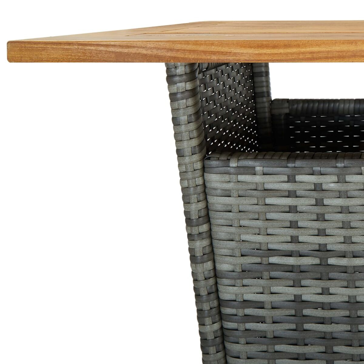 Nahaufnahme von Korbstuhl und Holztisch, zeigt gewebte Textur und Holzmaserung.