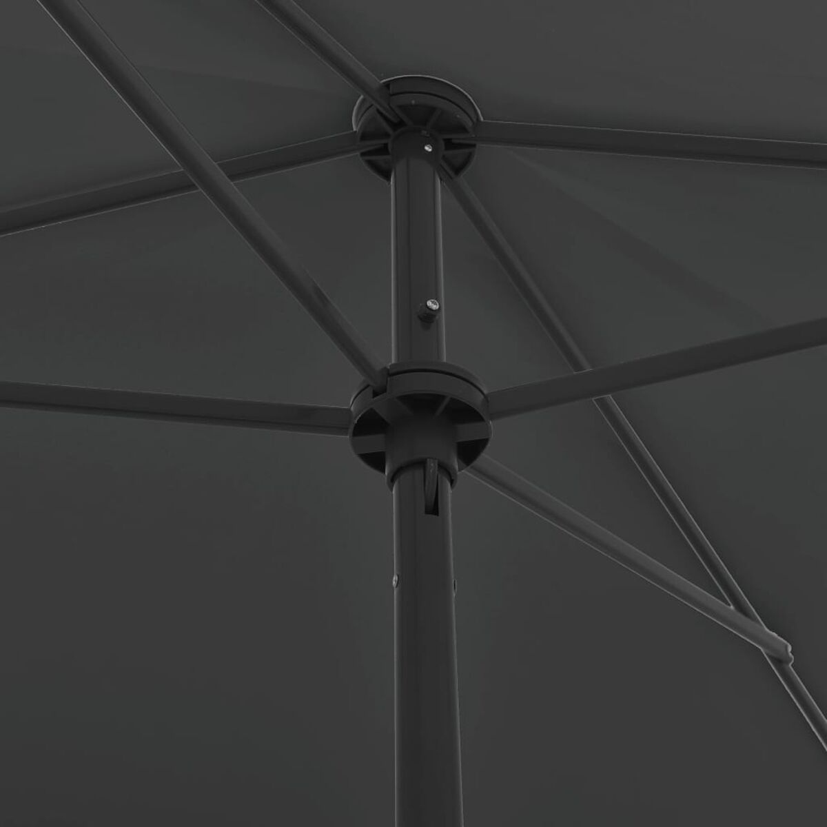 Nahaufnahme der Oberseite eines schwarzen Regenschirms mit Gestell und Schirmstoff.