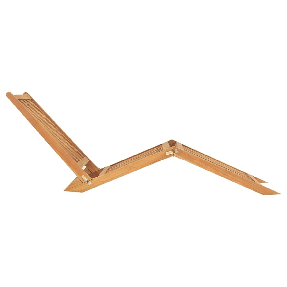 Ein Holzklappstuhl wird in zurückgelehnter Position gezeigt.