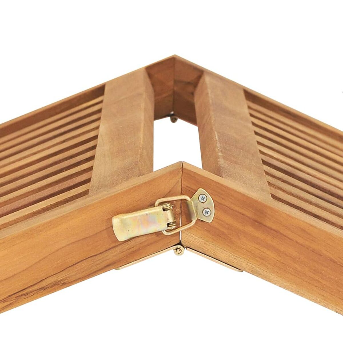 Nahaufnahme einer hölzernen Eckverbindung mit Metallscharnier und geschlitztem Design.