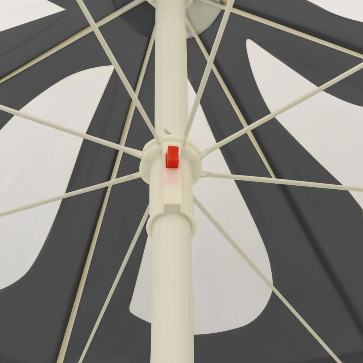 Draufsicht auf einen Sonnenschirm. Schwarz-weißes Muster mit weißem Mast und rotem Knopf.