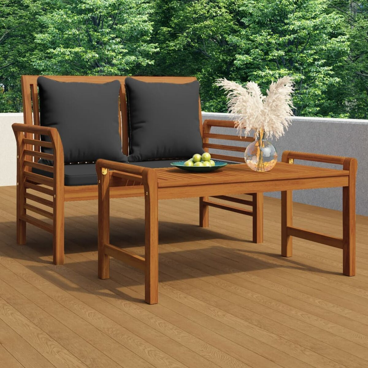 Holz-Terrassenset: Zweiersitzbank, Tisch mit Glasvase und Holzterrasse.