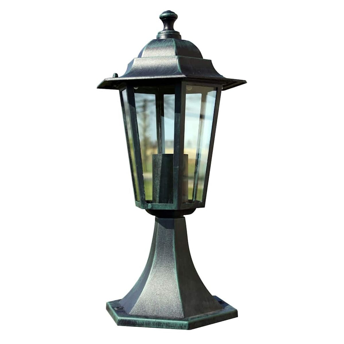 Eine schwarze Außenlampe mit dekorativer Spitze und Glasgehäuse, auf Sockel.