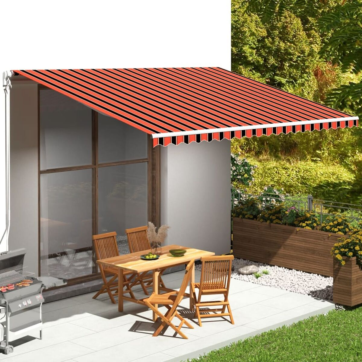 Terrassenszene. Rot-schwarz gestreifte Markise über Tisch und Stühlen. Grill links, Garten rechts.