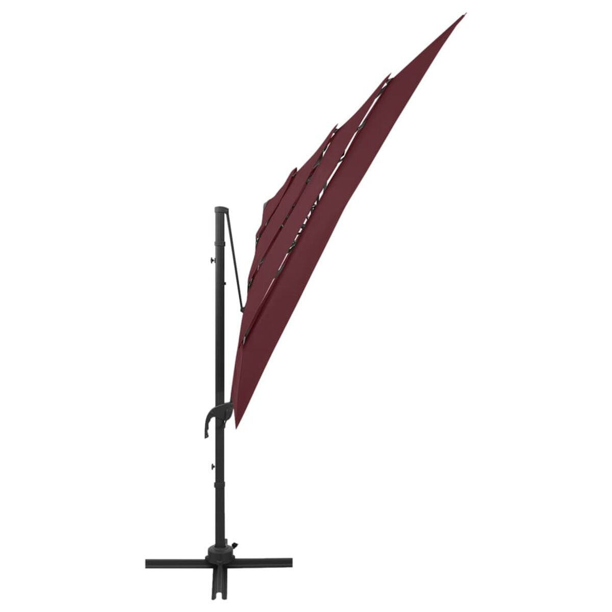 Burgunderfarbener Ausleger-Sonnenschirm, schräg gestellt, mit schwarzem Mast und Fuß.