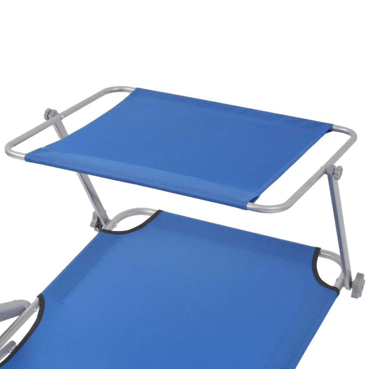 Blauer Strandstuhl mit geöffnetem Sonnenschirm. Silberner Rahmen, blauer Stoff.