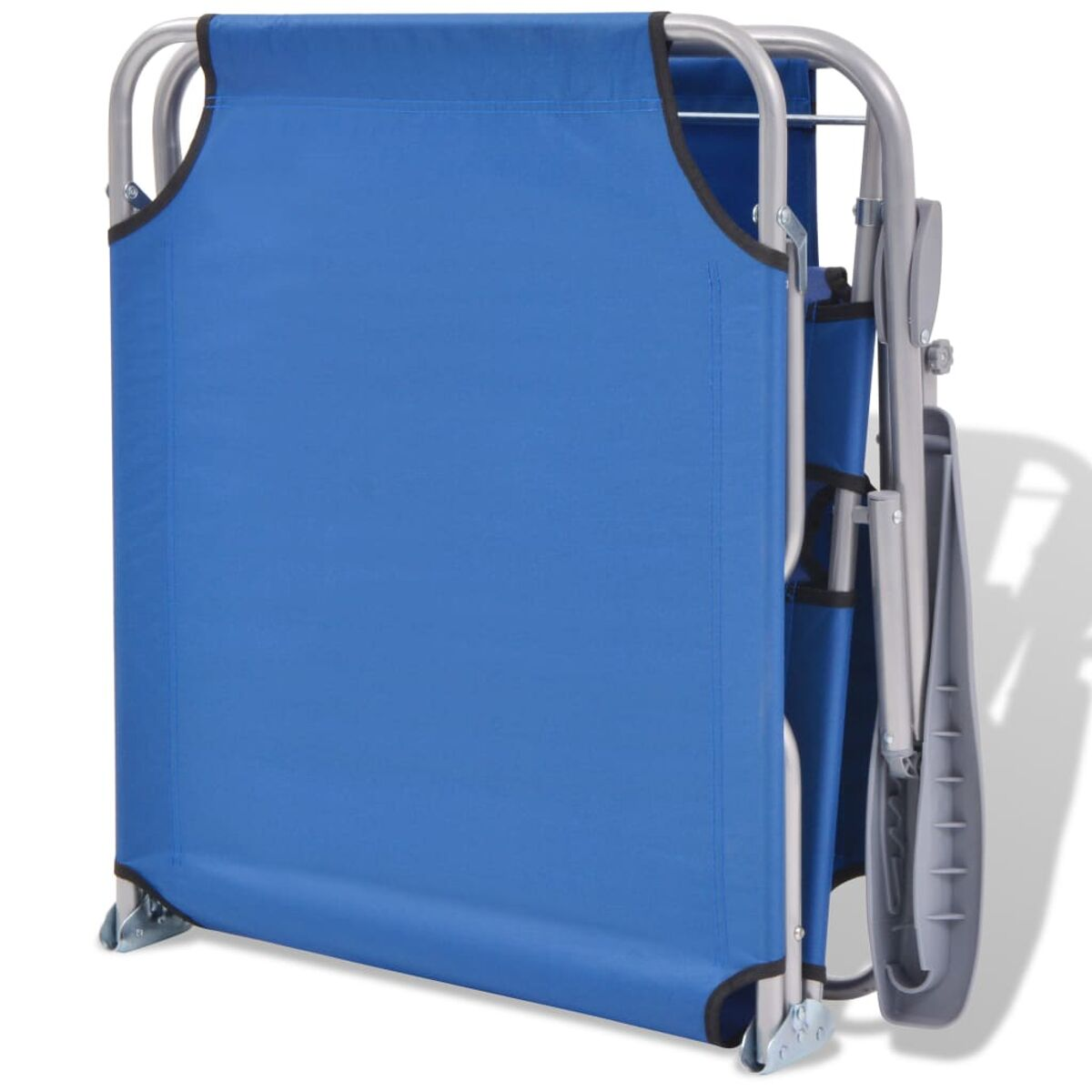 Gefalteter blau-silberner Strandstuhl mit Griff.
